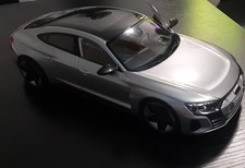 Audi RS e-tron GT 2022 silber Modellauto 1:18 Bburago
