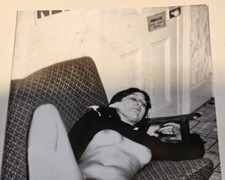 Erotik Frau nackt barfuß