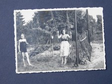 junge Frau und Mädchen an einer Schaukel 1930er/40er Jahre Mode Spaß trotz Krieg