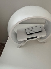 Multifunktionaler Wecker mit Ladestation und Licht