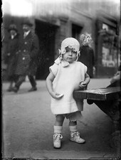 Porträt Kind Stehend Sitzbank