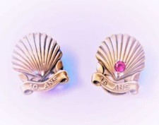 2 CARTIER KNÖPFE IN SCHALENFORM AUS VERMEIL - RUBIN