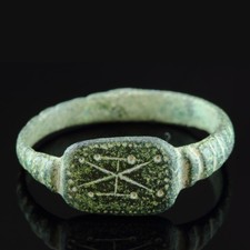 Frühmittelalter Bronzering mit Kreuzsymbol, 9.–11. Jahrhundert n. Chr.