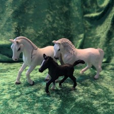 Schleich Lipizzaner Familie. Stute u. Stute mit Fohlen (weiß/schwarz)