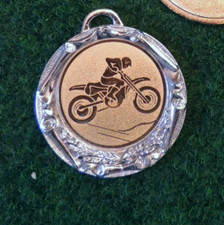 45 große Medaillen II. Wahl - Farbe silber - mit Text + mit Band + Emblem #M187