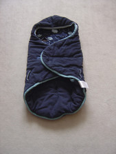 Einschlagdecke für Babyschale lupilu dunkelblau mit hellblauen Wolken