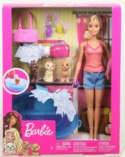 Barbie GDJ37 - Hundebad Spielset mit Puppe und drei Welpen sowie Zubehör, Puppen