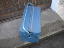 Werkzeugkasten aus Metall mit Werkzeug