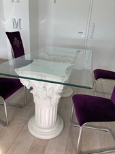 Griechisch: Esszimmertisch mit 2 weissen griechischen Säulen