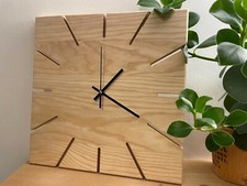 Wanduhr Holz Esche quadratisch handgefertigt
