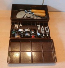 DDR Bakelit Schachtel Zubehör Nähmaschine Füße Garnrollen Abdeckplatte Werkzeug
