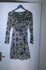 kleid grün mit geometrischen Formen 