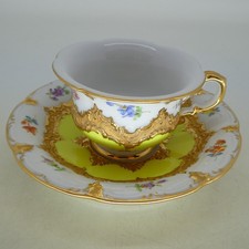 Älteres Meissen Prunk Mokka Gedeck gelb mit Goldauflage - Tasse mit Untertasse