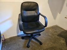 Bequemer Schwarzer Bürostuhl, Chefsessel mit Armlehnen