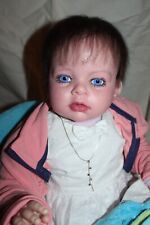 Maja ein süsses Kleinkind, blaue strahlende Lauscha Augen  für die Aktionen 2025