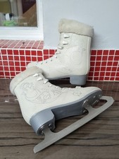 OXELO SCHLITTSCHUHE MIT SILBERNEN EINSÄTZEN UND FELLOBERTEILEN GRÖßE UK 5,5 Eiskunstlaufschuhe 