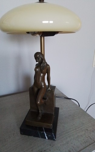 Bronzefigur mit lampe - bronzefigur, signiert