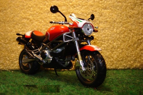Ducati 900 monster s4 - 1:24,