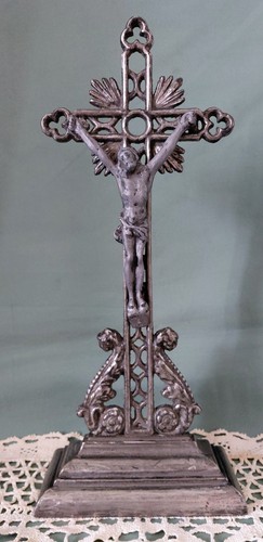 Altes gusseisernes kruzifix - altes,