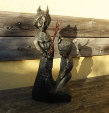 Große, alte Statue aus Holz