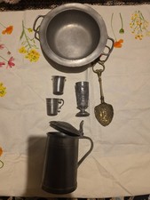 Zinn: Schnapsglas Kelch alle mit Gravur. Zinnteller, Messinglöffel ohne Gravur