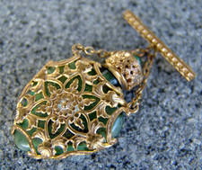 FILIGRANER ANTIKER GLAS PARFUM FLAKON MIT VERGOLDUNGEN ALS BROSCHE GEARBEITET