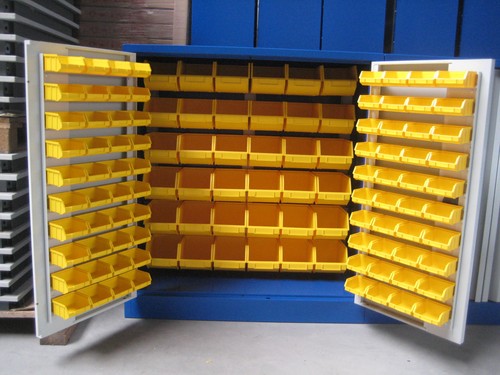 Magazinschrank mit 116