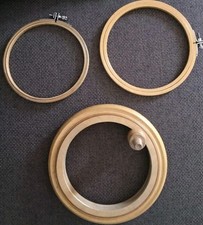 3 Holzstickrahmen, rund, ca. 50 Jahre alt, 14, 16 und 17,5 cm Durchmesser 