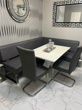 Eckbank mit Tisch und 2 Stühlen