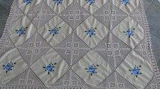 Tischdecke gehäkelt und Applikationen blau Blumen