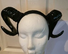 Schwarzes Widderhorn Stirnband Kopfschmuck. Synthetik für Goth Cosplay Theaterkleidung
