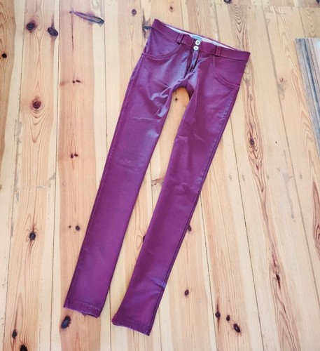 Freddy hose dunkelrot - up,