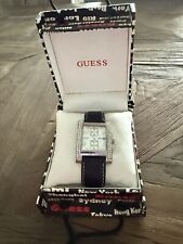 Guess Damenuhr mit Strasssteinen und Original schwarzen Lederarmband