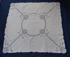 82 x 82 cm: Mitteldecke, BW, aufgesetzte rosa Blümchen und Häkelspitze