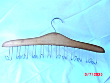 1  Kleiderbügel für Gürtel, Halstücher, usw., 12 Haken, helles Holz,  42 cm