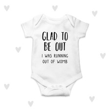 Lustige Neugeborene Baby