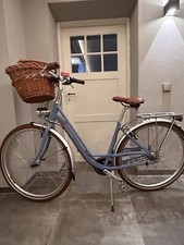 Hellblaues Hollandfahrrad im