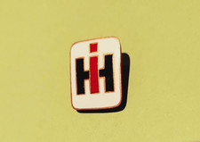 1960er International Harvester Traktoren & Landmaschinen Emaille Pin Anstecker sehr guter Zustand
