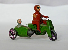 grünes Motorrad mit Beiwagen