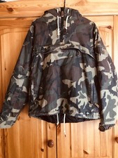Dickies Windbreaker (Camouflage/Gr. Small) fällt allerdings sehr groß aus.