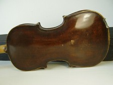 Antike Geige im Koffer vor