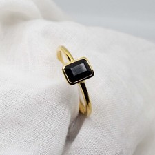 Laborgefertigter schwarzer