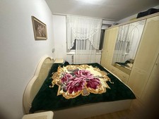 Bett mit Kleiderschrank –