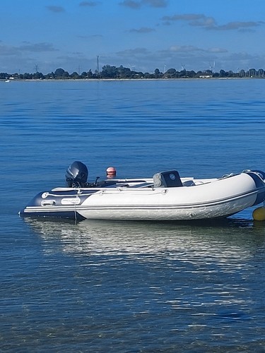 Schlauchboot mit außenborder - schlauchboot,