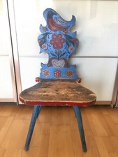 Antiker Bemalter Stuhl Holzstuhl, Nähe des  Dorfes In RUM 'Fröhlicher Friedhof'