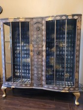 Vitrine / Getränkeschrank mit Bogenfront verziert grau & gold mit Einlegeböden und Schlüssel