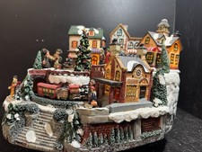 Weihnachtsszene Winterdorfszene mit fahrendem Zug, Geräuschen und Beleuchtung