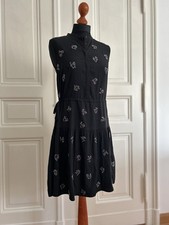Handbesticktes Schwarzes All