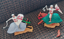 2 Original Timpo Toys Kreuzritter auf Pferd mit Morgenstern und Kurzaxt