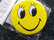 NEU Smiley Button lachend zum